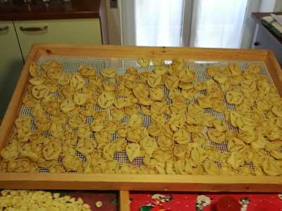 Ammiriamo su un telaio alcune cartellate che attendono di essere cucinate...
